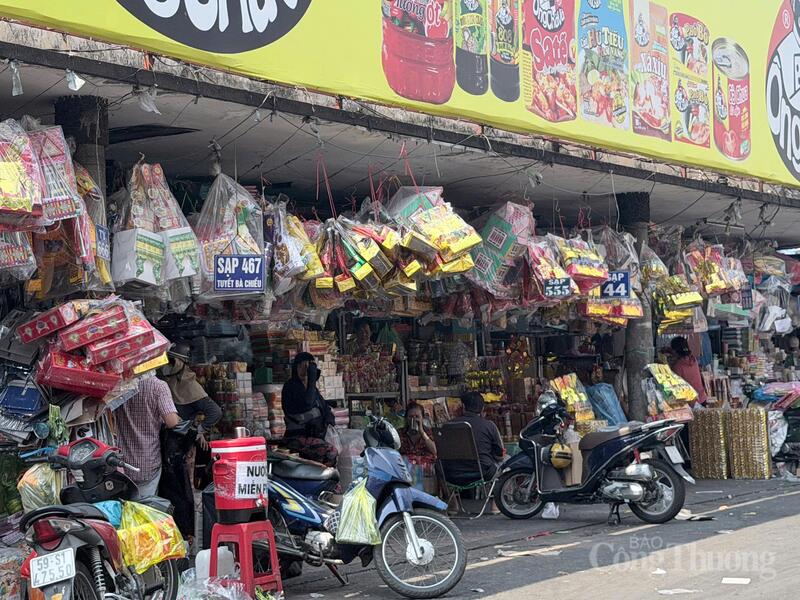 Dù sức mua có phần chậm lại do ảnh hưởng kinh tế, các mặt hàng phục vụ nghi lễ truyền thống tiễn ông Công ông Táo vẫn được bày bán đa dạng để phục vụ nhu cầu của người dân. Ảnh: Minh Anh