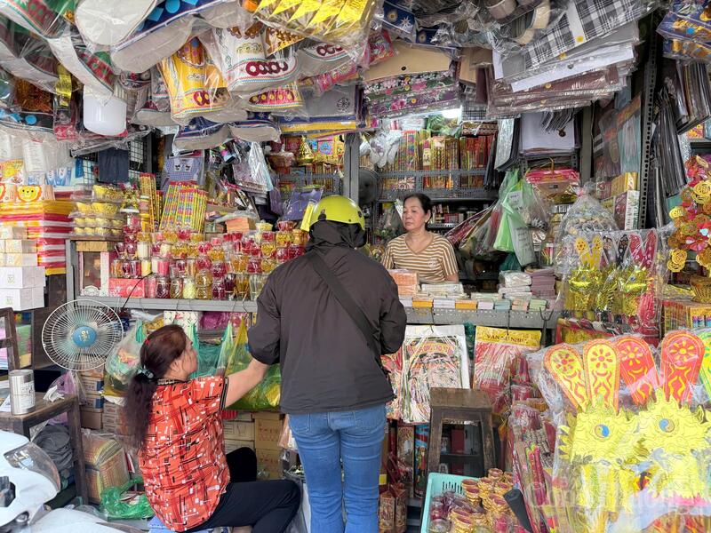 Người dân TP. Hồ Chí Minh tìm mua đồ lễ tại một sạp hàng mã trước ngày 23 tháng Chạp. Ảnh: Minh Anh.