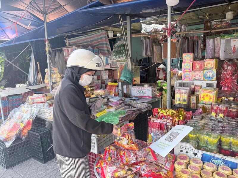 Các tiểu thương cũng nhanh chóng thích nghi khi trang bị mã QR thanh toán chuyển khoản, giúp việc mua bán trở nên thuận tiện và linh hoạt hơn. Ảnh: Minh Anh.