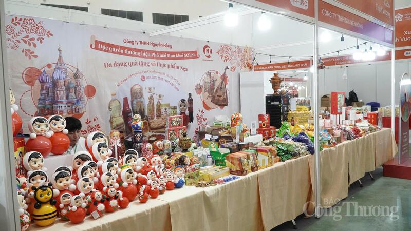 Quầy hàng của Công ty TNHH Nguyễn Hồng tại Hội chợ Mùa Xuân.