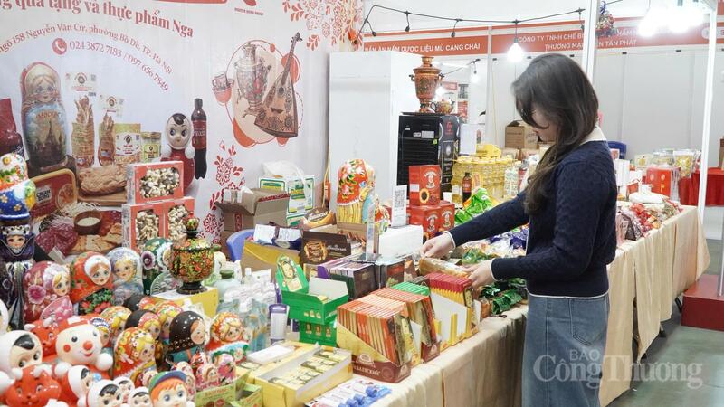 Công ty Nguyễn Hồng cử chuyên viên thị trường có kinh nghiệm sống và nói tiếng Nga trực tiếp tại gian hàng.