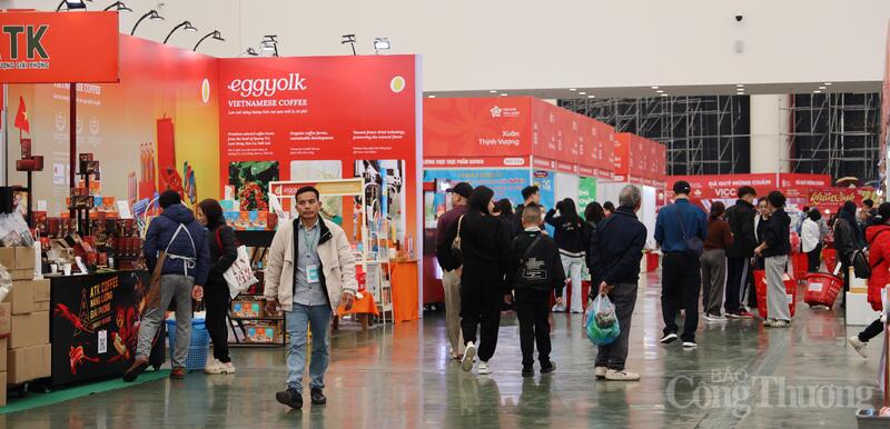 Không khí tất bật khách tham quan, mua sắm tại hội chợ ngày 10/2.