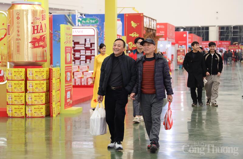 Người dân phấn khởi đi sắm Tết.