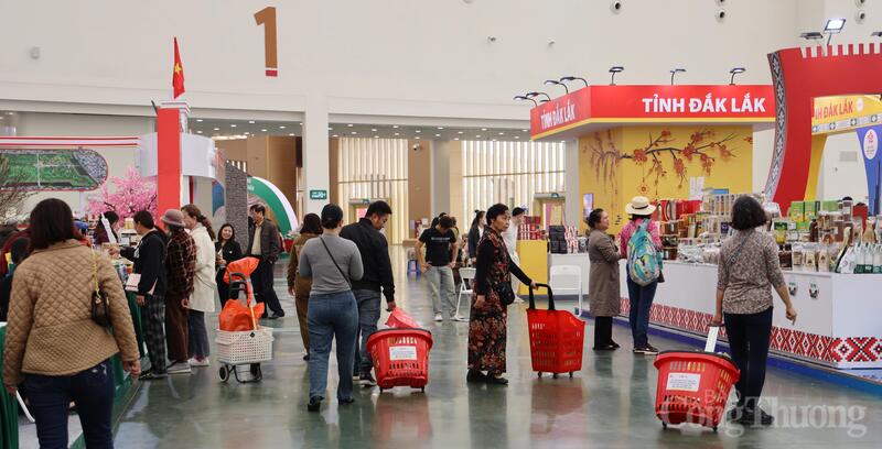 Không chỉ là nơi mua bán, hội chợ còn là không gian để người dân cảm nhận rõ nhịp chuyển mình của mùa xuân.