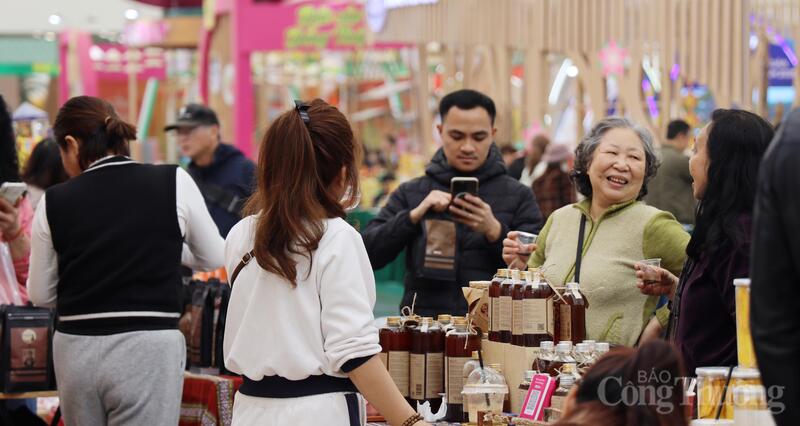 Hội chợ còn là điểm hẹn quen thuộc của nhiều gia đình, bạn trẻ và du khách.