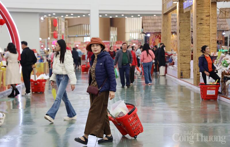 Những ngày đầu xuân, Hội chợ Mùa Xuân trở nên nhộn nhịp với dòng người đến tham quan, mua sắm và du xuân.