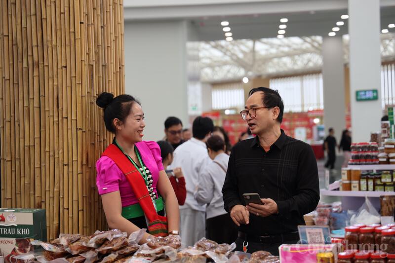 Các gian hàng địa phương luôn hút khách hàng.