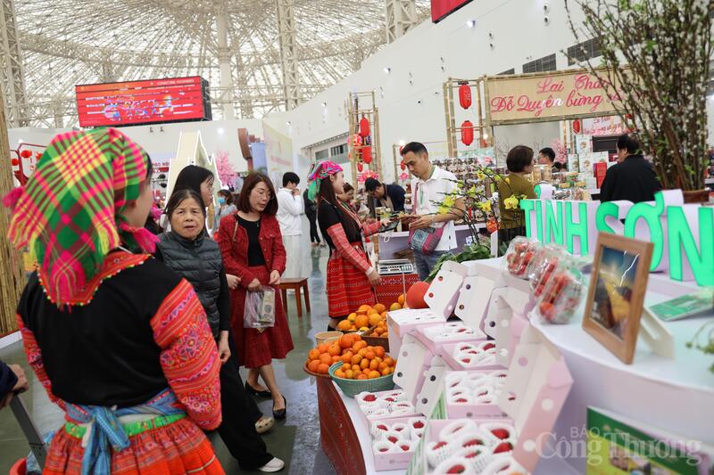 Gian hàng tỉnh Sơn La thu hút khách tham quan, mua sắm bởi nông sản phong phú.