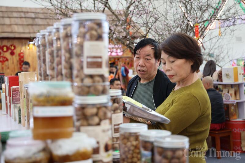 Giữa nhịp sống hiện đại, hội chợ vẫn giữ được nét gần gũi, thân thuộc, trở thành một phần ký ức đẹp.