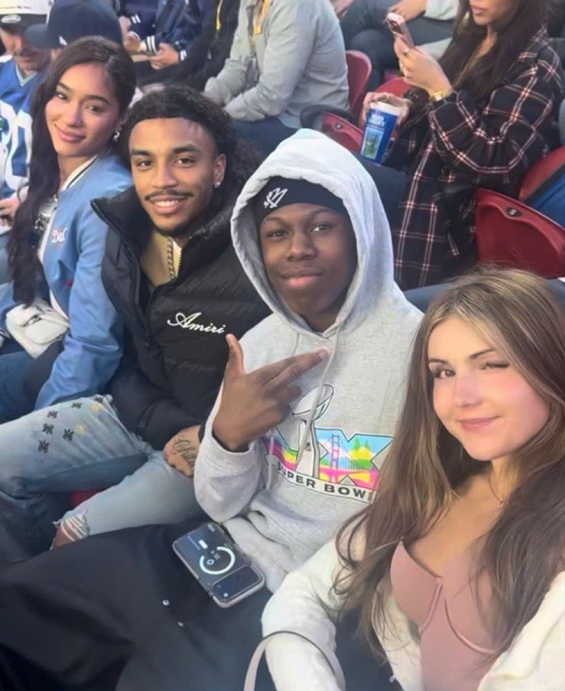 Rapper Jay Cinco (người thứ 2 bên trái) góp mặt trên khán đài cùng Rakai (người đàn ông bên phải) và bạn gái Piper Rockelle (ngoài cùng bên phải). Ảnh: X