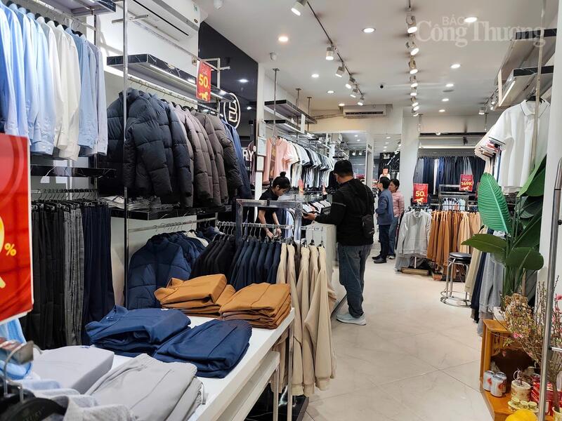Cửa h&agrave;ng quần &aacute;o thời trang tr&ecirc;n phố Cầu Giấy giảm gi&aacute; để k&iacute;ch cầu ti&ecirc;u d&ugrave;ng. Ảnh: NH