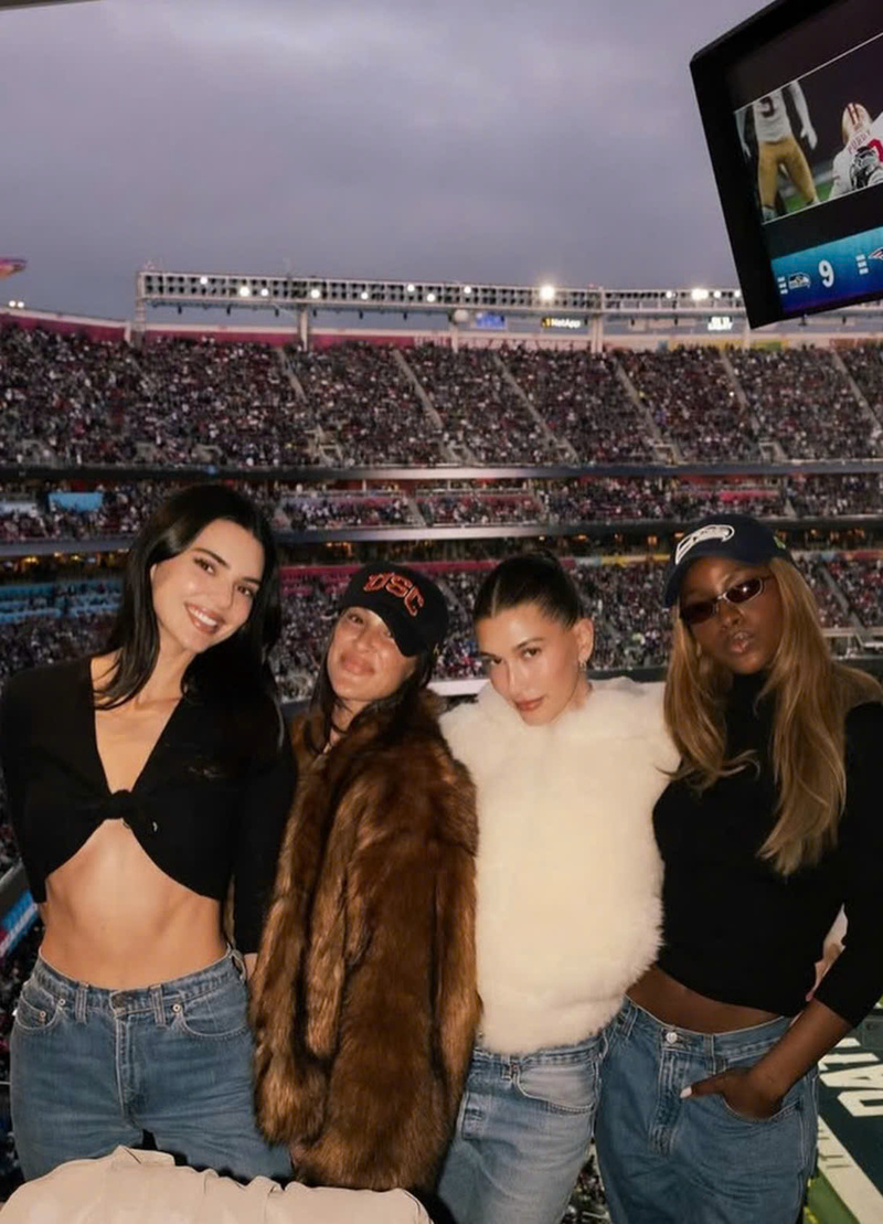 Kendall Jenner, Hannah Logan, Hailey Bieber và Justine Skye trên khán đài xem trận chung kết. Ảnh: Instagram