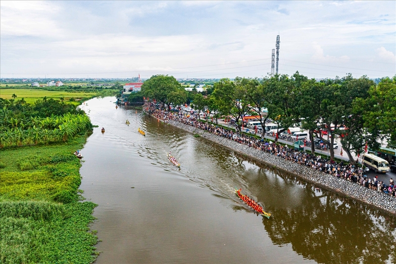 Thi bơi trải là nét văn hóa đặc sắc trong Lễ hội truyền thống đền Đồng Bằng. Ảnh: Tuấn Ninh
