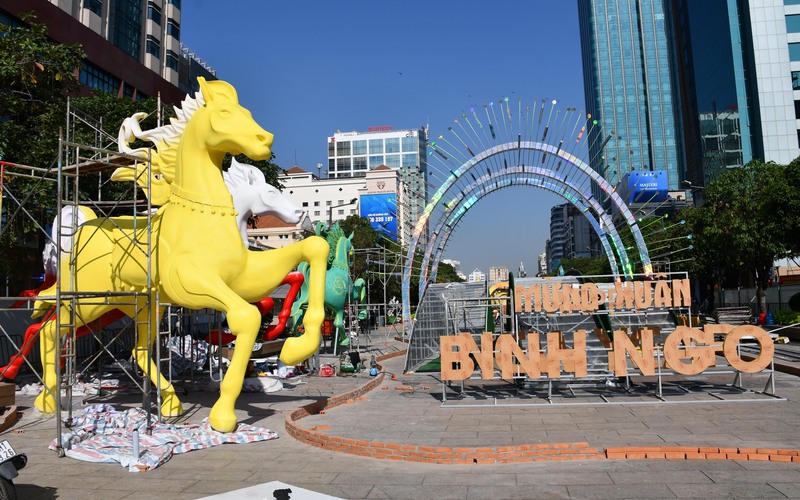 Đại cảnh kết "Giang sơn cẩm tú" đường hoa Nguyễn Huệ tết Bính Ngọ 2026 quy tụ chín ngựa phi nước đại, trong đó ba ngựa chính biểu trưng cho TP. Hồ Chí Minh, Bà Rịa - Vũng Tàu và Bình Dương, thể hiện sự liên kết vững chãi và phát triển bền vững của siêu đô thị mới, đang dần lộ diện. Ảnh: Thanh Minh