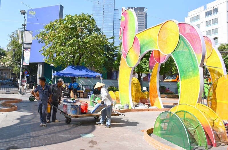 Ngựa chín hồng mao, lấy cảm hứng từ truyền thuyết Sơn Tinh - Thủy Tinh, gây ấn tượng mạnh với tạo hình nhiều lớp màu cũng đang được gấp rút thi công hoàn thiện. Ảnh: Thanh Minh