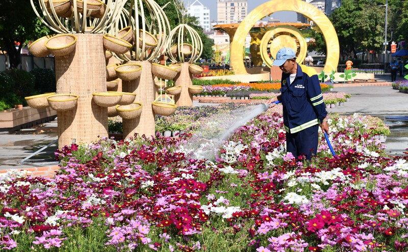 Các tiểu cảnh xung quanh đang được gấp rút phủ hoa, hoàn thiện mảng xanh, tạo nên tổng thể hài hòa và giàu sức sống. Ảnh: Thanh Minh