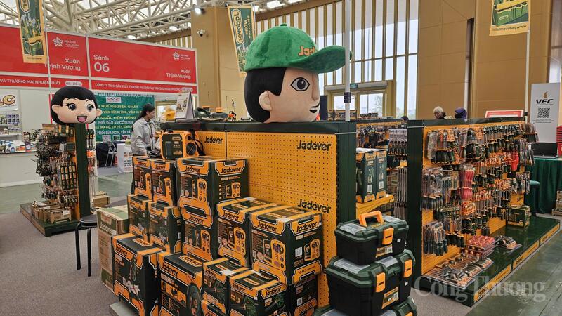 Gian sản phẩm dụng cụ không dây Jadever với búp bê công nhân ngộ nghĩnh.