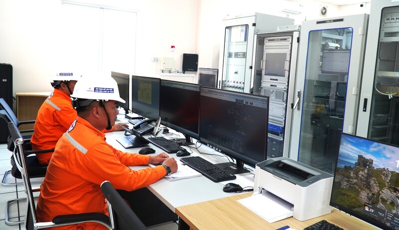 Công tác ứng trực tại TBA 110kV GIS Côn Đảo. Ảnh: Thu Hường