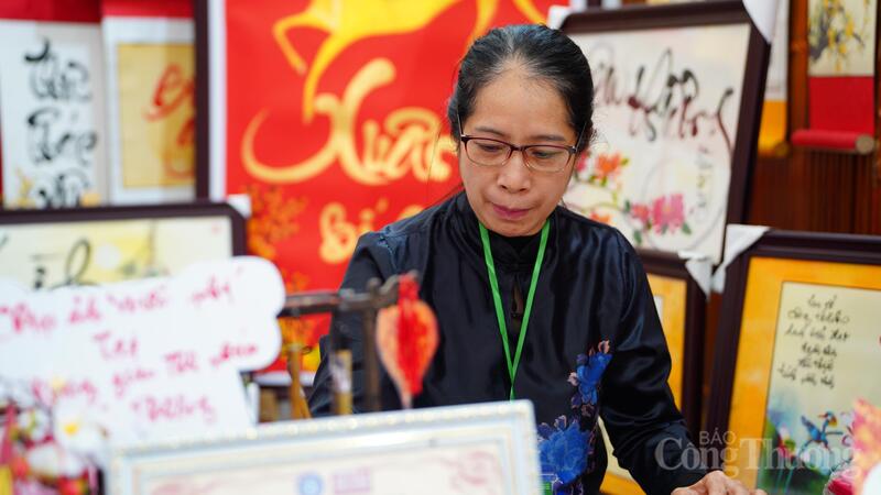 Nghệ nhân thư pháp Hoàng Thị Phượng. Ảnh: Tô Sơn