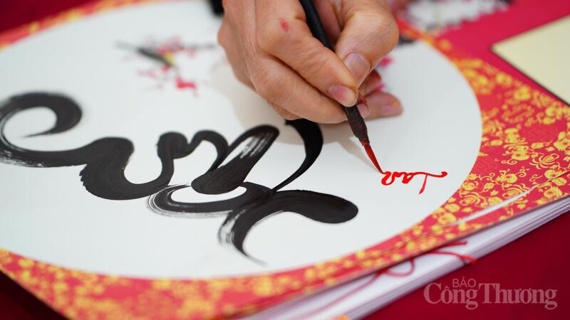 Lan tỏa thư pháp Việt tại Hội chợ Mùa Xuân 2026 - 3