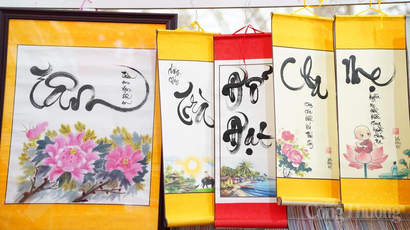 Những tác phẩm của nghệ nhân Linh Phượng được trưng bày tại Hội chợ Mùa Xuân 2026. Ảnh: Tô Sơn