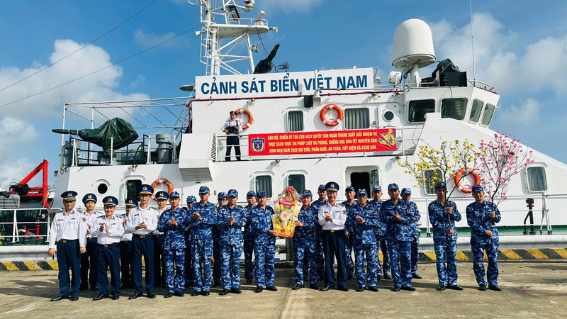 Bộ Tư lệnh Vùng Cảnh sát biển 2 tổ chức lễ tiễn tàu lên đường thực hiện nhiệm vụ xuyên Tết trên biển. Ảnh: Tuấn Anh