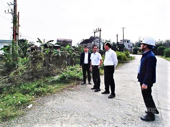 Lãnh đạo Sở Công Thương Hà Tĩnh kiểm tra đường dây phụ tải tại khu vực phía Nam. Ảnh: Mạnh Hùng