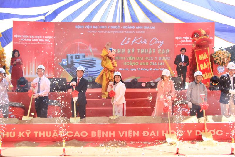 Các đại biểu thực hiện nghi thức khởi công dự án Khu kỹ thuật cao Bệnh viện Đại học Y Dược - Hoàng Anh Gia Lai - giai đoạn 2. Ảnh: Hiền Mai