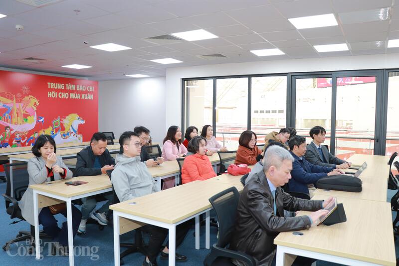 Quang cảnh buổi sinh hoạt chuyên đề của Chi bộ 2 tại Trung tâm Triển lãm Việt Nam. Ảnh: Thanh Tuấn