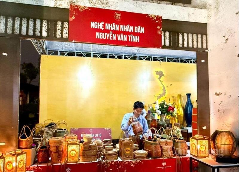 Gian hàng mây tre đan truyền thống đến từ làng nghề Phú Vinh với đa dạng chủng loại sản phẩm. Ảnh: Diệu Anh