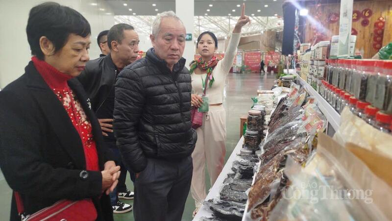 Khu vực giới thiệu sản phẩm trâu gác bếp thu hút người dân đến trải nghiệm, mua sắm.