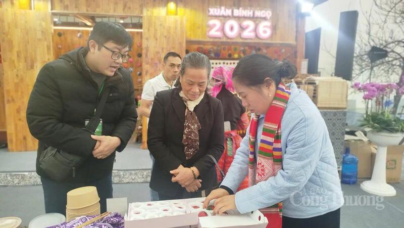 Bà Lê Thị Hồng Anh (đứng bên phải), Giám đốc Trung tâm Xúc tiến Đầu tư, Thương mại và Du lịch tỉnh Sơn La giới thiệu sản phẩm dâu tây tại hội chợ.