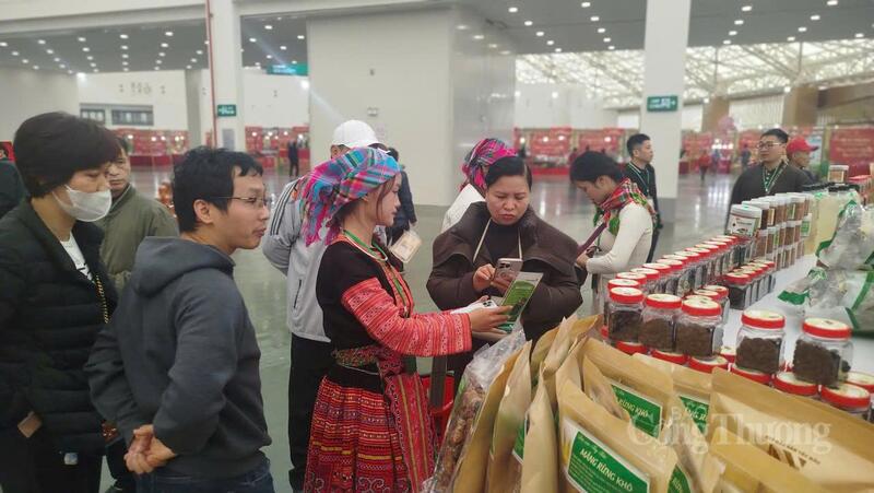 Người dân đến thăm quan, mua sắm tại gian hàng trưng bày sản phẩm tỉnh Sơn La.