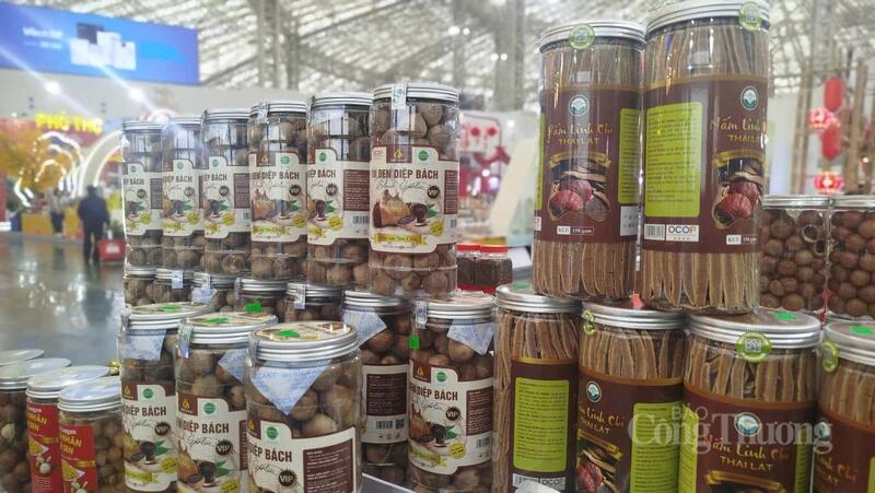 Nhiều sản phẩm OCOP đạt chứng nhận 3 sao, 4 sao của tỉnh Sơn La được giới thiệu tại hội chợ.