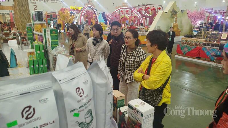 Nhiều người dân thăm quan, trải nghiệm tại gian hàng.