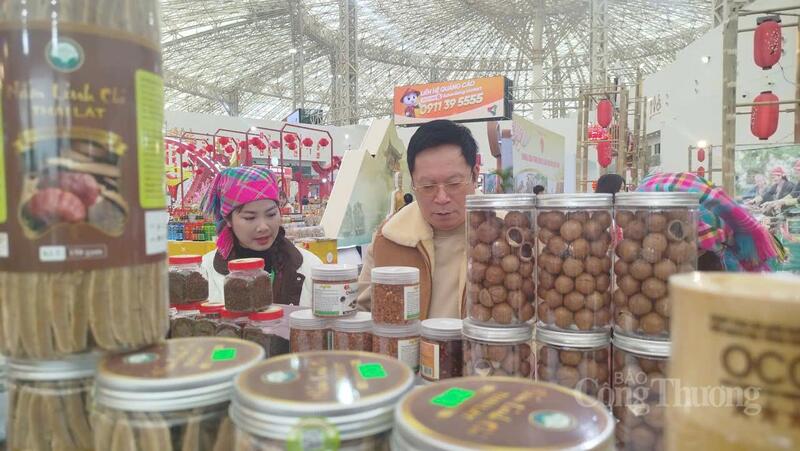 Người dân tìm hiểu kỹ lưỡng thông tin, chất lượng sản phẩm.