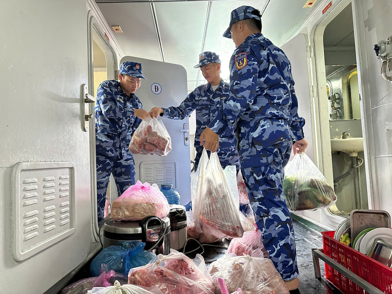 Chuẩn bị nhu yếu phẩm cho các cán bộ, chiến sĩ trong thời gian thực hiện nhiệm vụ trên biển. Ảnh: Tuấn Anh