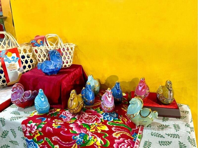 Những sản phẩm gốm màu lấy cảm hứng từ hình tượng con ngựa đặc sắc. Ảnh: Diệu Anh.