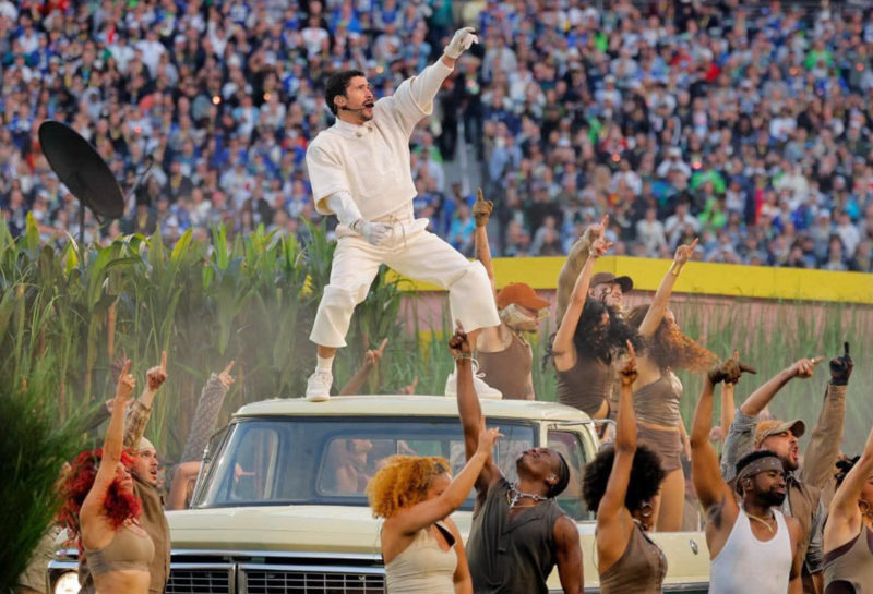 Bad Bunny biểu diễn tại Super Bowl 2026. Ảnh: X
