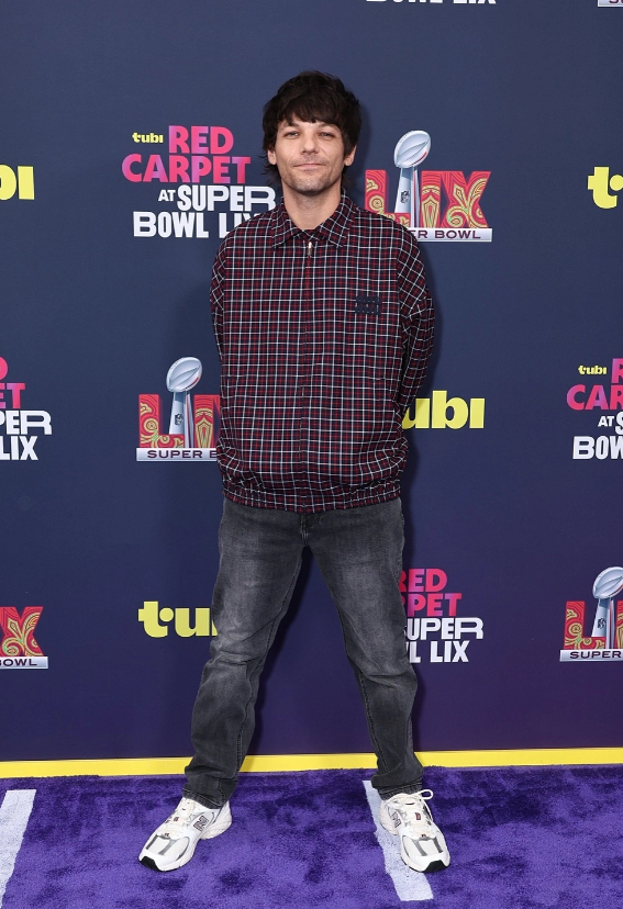 Louis Tomlinson - thành viên nhóm One Direction - tạo dáng tại khu vực chụp ảnh của Super Bowl. Ảnh: X