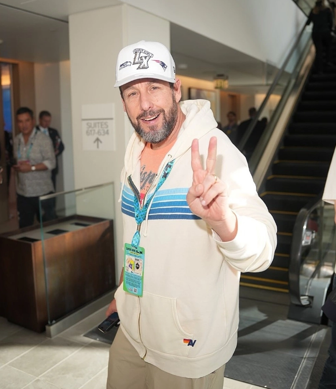 Danh hài Adam Sandler tại khu vực sảnh vào của Super Bowl. Ảnh: Instagram/ NFL