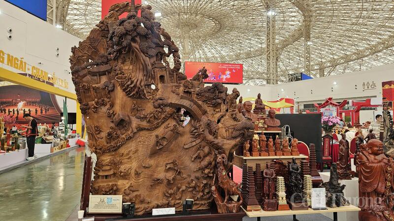 Tranh gỗ lụa Ngọc Am, chạm khắc tinh xảo, cao hơn 1m có giá hơn 400 triệu đồng tại gian hàng tỉnh Phú Thọ.