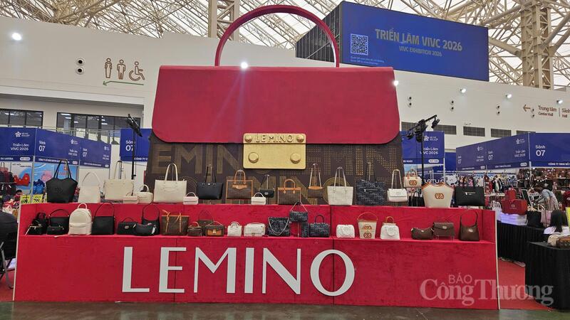 Gian trưng bày túi xách LEMINO với hàng trăm sản phẩm, nổi bật bởi chiếc túi kích thước bằng một ngôi nhà thu hút khách tham quan.