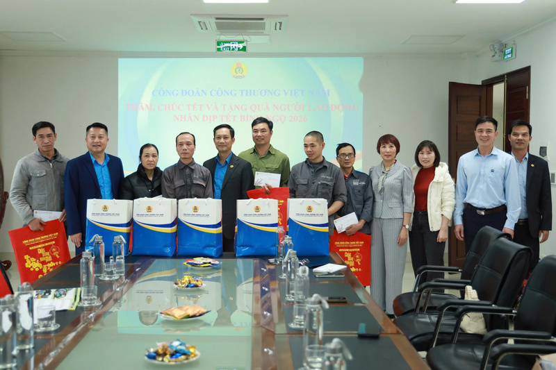 Công đoàn Công Thương trao quà cho các công nhân có hoàn cảnh khó khăn tại Công ty Sản xuất đá mài Hải Dương. Ảnh: Lê Vân