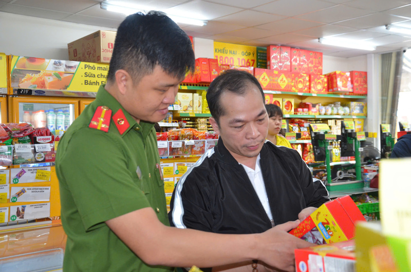 Lực lượng chức năng theo dõi sát diễn biến tình hình cung cầu, giá cả thị trường trên địa bàn trước, trong và sau Tết, đặc biệt là các mặt hàng, dịch vụ thiết yếu phục vụ trực tiếp đời sống người dân. Ảnh: Nguyễn Dương