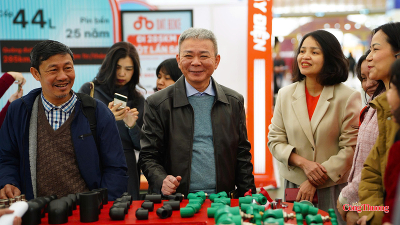 Các đảng viên trong Chi bộ đi thực tế các gian hàng và trao đổi 2 chiều về cách truyền thông, bán hàng của doanh nghiệp tham gia Hội chợ Mùa Xuân.