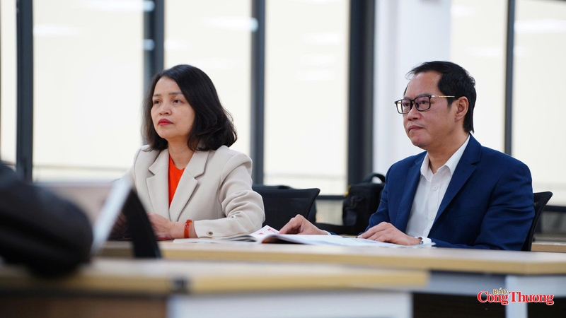 Đồng chí Nguyễn Thị Thùy Linh - Bí thư Chi bộ 2 (bên trái) và các đồng chí trong cấp uỷ Chi bộ 2.