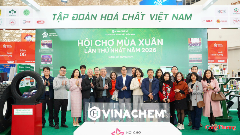 Các đảng viên Chi bộ 2 tại gian hàng của Tập đoàn Hóa chất Việt Nam.