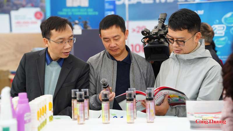 Các đảng viên Chi bộ 2 tìm hiểu các sản phẩm hàng Việt Nam chất lượng cao nhằm phục vụ công tác truyền thông chính sách.