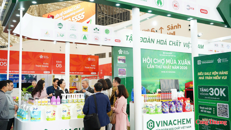 Các đảng viên Chi bộ 2 tham quan các gian hàng tại Hội chợ Mùa Xuân 2026.